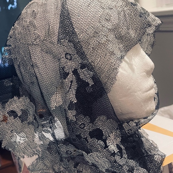 scarf vintage mesh lace triangular 38 x 27" black/gray/white – silver - Picture 2 of 8